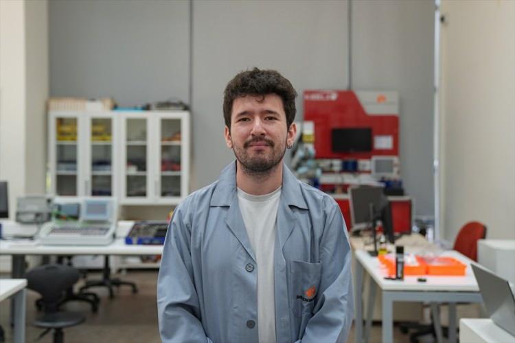 <p> Robotta yapay zeka algoritmaları kullanılarak hız ve konum kontrolü yapılabiliyor. Aslında beyinde düşündüğünüzü sinyallerle anlamlandırabiliyoruz. Örneğin bilek hareketi yapma isteği konusunu düşündüğünüzde beyinde oluşan sinyaller yukarıda ifade ettiğimiz şekilde robota iletiliyor.</p>