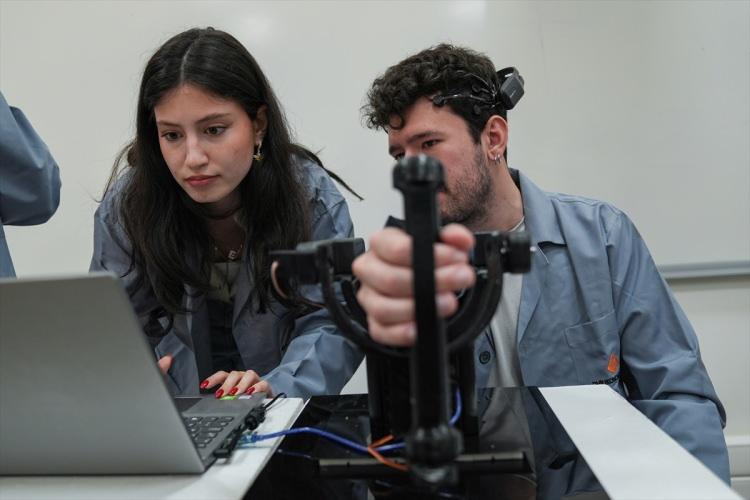 <p>Pasif olan elimiz egzersiz robotla aktifleşiyor. Felçli bir el zaten hareket edemediği için robot yardımıyla egzersize başlıyor. </p>