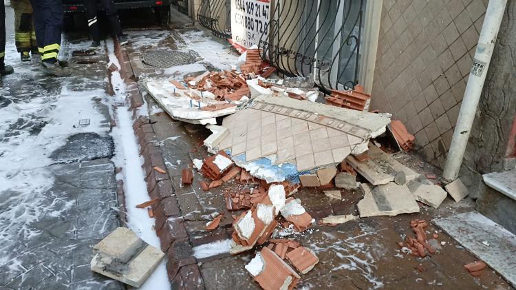 <p>Patlama sırasında binanın giriş katındaki dairenin duvarı hasar gördü. Patlama sesi ile uyanan mahalle sakinleri durumu itfaiye, polis ve sağlık ekiplerine haber verdi. </p>
