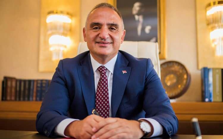 <p><strong>Kültür ve Turizm Bakanı Mehmet Nuri Ersoy,  sosyal medya hesaplarından yaptığı bir paylaşımla 'Geleceğe Miras Projesi' kapsamında gerçekleştirilen arkeolojik kazılarda Roma dönemine ait 2 bin yıllık Zeus ve Aphrodite heykellerinin keşfedildiğini duyurdu.</strong></p>
