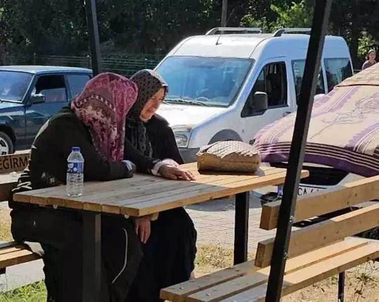 <p>Zonguldak'ın Devrek ilçesinde Rabia Çataklı (31), uyuyan annesi Şeyda Çataklı (56) ile anneannesi Medine Küçükkuyu'yu (77) bıçakla öldürdükten sonra ceset parçalarını camdan dışarı attı. </p>
