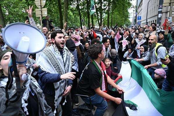<p><strong>BRÜKSEL</strong></p>

<p>Belçika’nın başkenti Brüksel’de, ABD Büyükelçiliği önünde Filistin’e destek gösterisi düzenlendi. Gösteride, İsrail’in Gazze’ye yönelik saldırıları protesto edildi.</p>

<p> </p>
