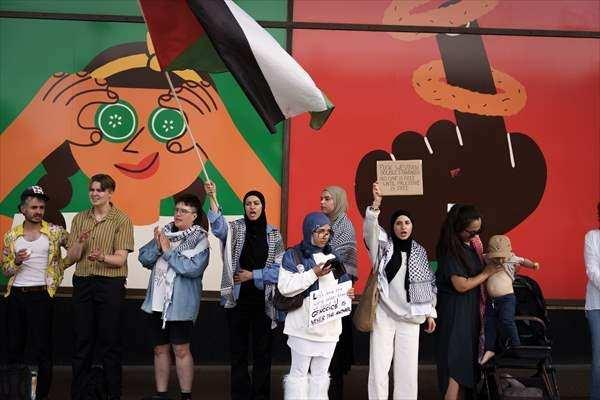<p><strong>FİNLANDİYA</strong></p>
<p>Finlandiya'nın başkenti Helsinki'de, Filistin'e destek ve Gazze'deki çatışmalara son verilmesi çağrısı yapılan insan zinciri gösterisi düzenlendi. </p>