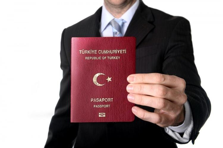 <p>Henley Pasaport Endeksi'nde 118 ülkeye vizesiz erişimle listenin 54. sırasında yer alan Türkiye'nin pasaport fiyatı merak ediliyor.</p>