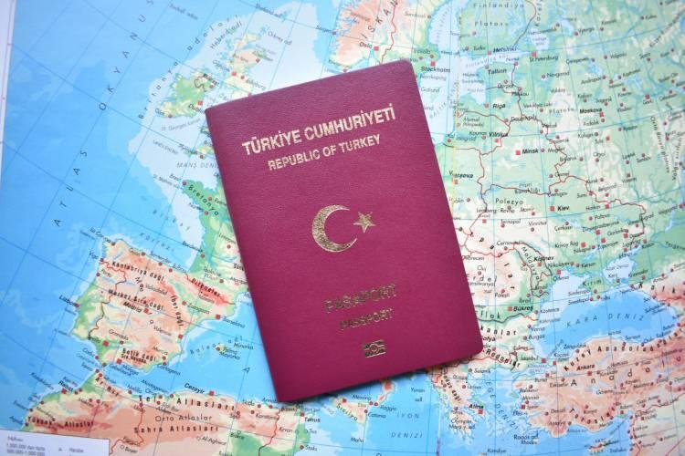 <p>Türkiye, dünyanın en pahalı pasaportları listesinde bu yıl ilk sıraya yükseldi.</p>