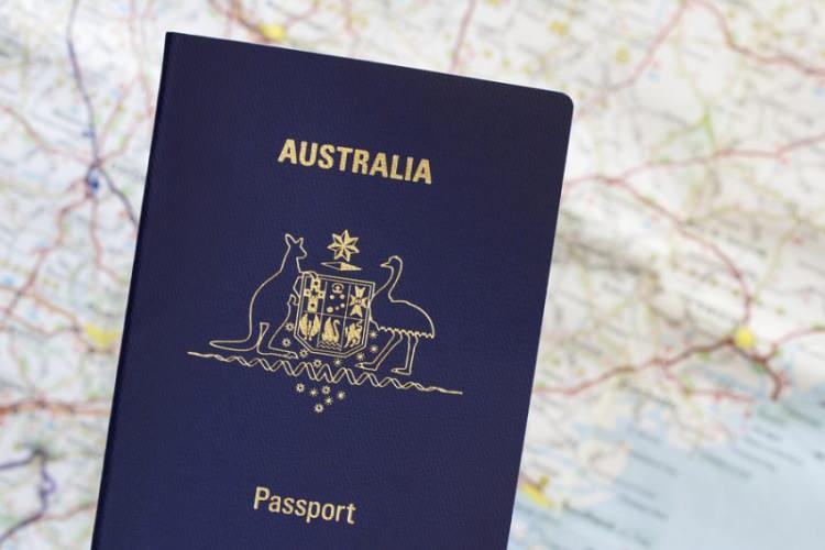 <p> Dünyanın en güçlü 5. pasaportu olan Avustralya pasaportuyla 190 ülkeye vizesiz seyahat mümkün.</p>