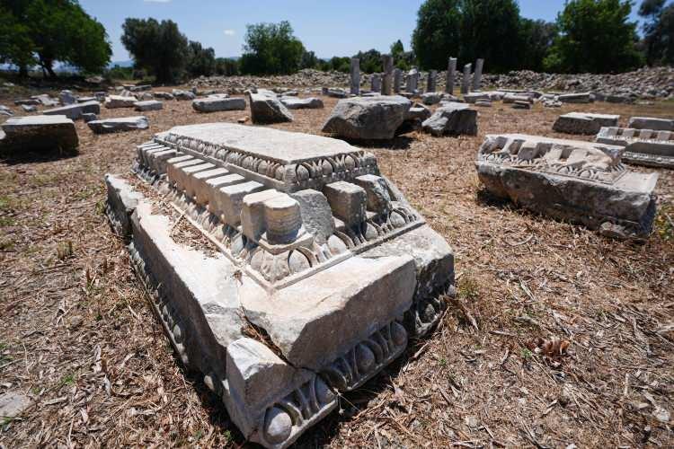 <p>İçerisinde Helenistik ve Roma Dönemi kalıntıları bulunan mekanda Dionysos Tapınağı, agora, meclis binası, tiyatro ve liman yapıları yer alıyor.</p>
