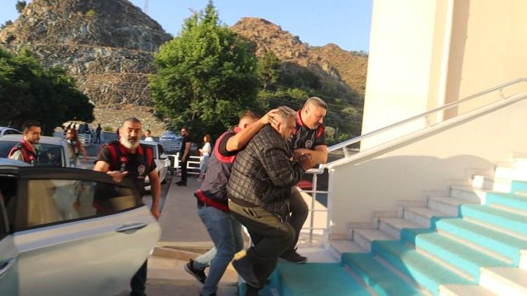 <p>Yaklaşık 6 saat süren ifade işlemlerinin ardından, Selahattin Aydın ile Fitnat Ertekin, tutuklanma istemiyle Ortaca Adliyesi’ne sevk edildi.</p>

<p>Zanlıların emniyetten çıkışı sırasında kalabalık grup saldırmak istedi ancak polis ekipleri engel oldu. Her iki zanlı da geniş güvenlik önlemleri altında Ortaca Adliyesi’ne sevk edildi.</p>

<p> </p>
