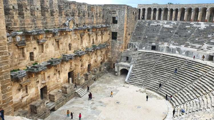 <p><strong>Antalya'nın Serik ilçesinde bulunan ve tarih öncesi dönemlere dayanan bir kent olarak bilinen Aspendos Antik Kenti devam eden arkeolojik kazılar sonucunda bir ilke daha imza attı. Aspendos'un tarihine ve Roma İmparatorluğu dönemine ışık tutacak iki heykel keşfedildi.</strong></p>
