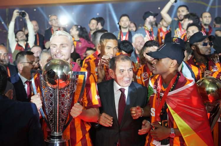 <p>Süper Lig'de 24. kez zafere ulaşan Galatasaray, gelecek sezon Şampiyonlar Ligi'ne play-off turundan katılma hakkı elde etti. </p>