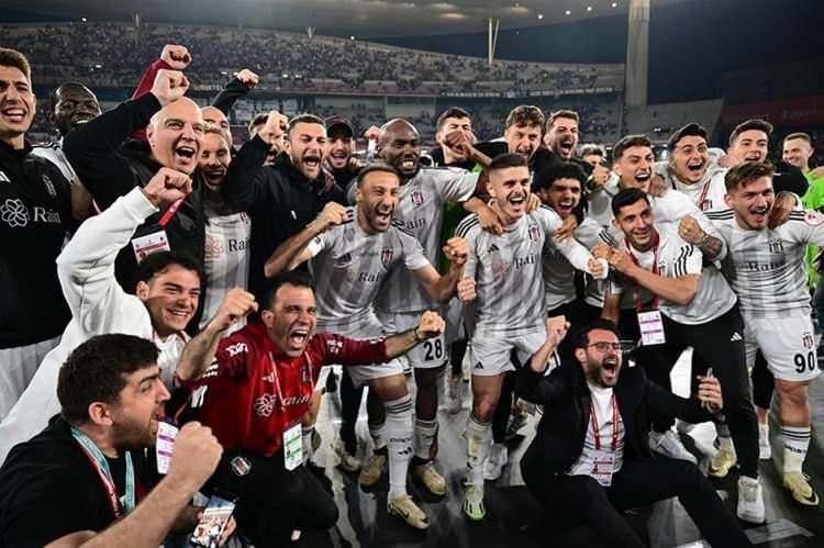 <p>Bir sonraki galeriye göz atın<br />
<br />
<br />
<br />
Beşiktaş'ın UEFA Avrupa Ligi play-off muhtemel rakipleri belli oldu</p>