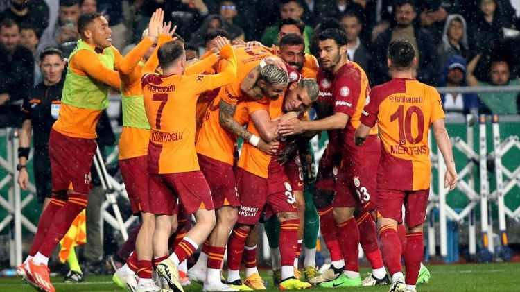 <p>Süper Lig'de 38. ve son haftaya en yakın takipçisi Fenerbahçe'nin 3 puan önünde lider giren sarı-kırmızılı takım, deplasmanda Konyaspor'u 3-1 mağlup ederek ligde şampiyon oldu.</p>
