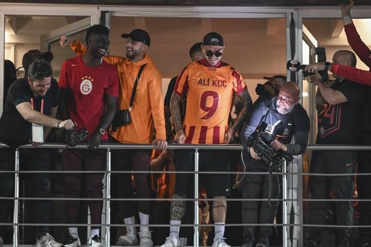 <p><strong><em>TUTTO NAPOLİ:</em></strong><br />
<br />
Mertens Türkiye şampiyonu! Galatasaray'ın zaferi: Üst üste ikinci şampiyonluk.</p>
