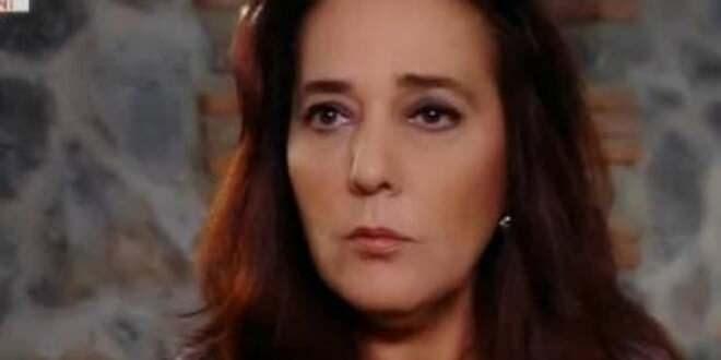 <p>Şimdilerde 66 yaşında olan Fulya Özcan, babası o dönemdeki eşi ve oğlu ile birlikte yer aldığı Kuruntu Ailesi, Hüsnü Bey Amca ve Bizim Kuruntu Ailesi dizisinde Nihan karakterine hayat vermişti.</p>
<p> </p>