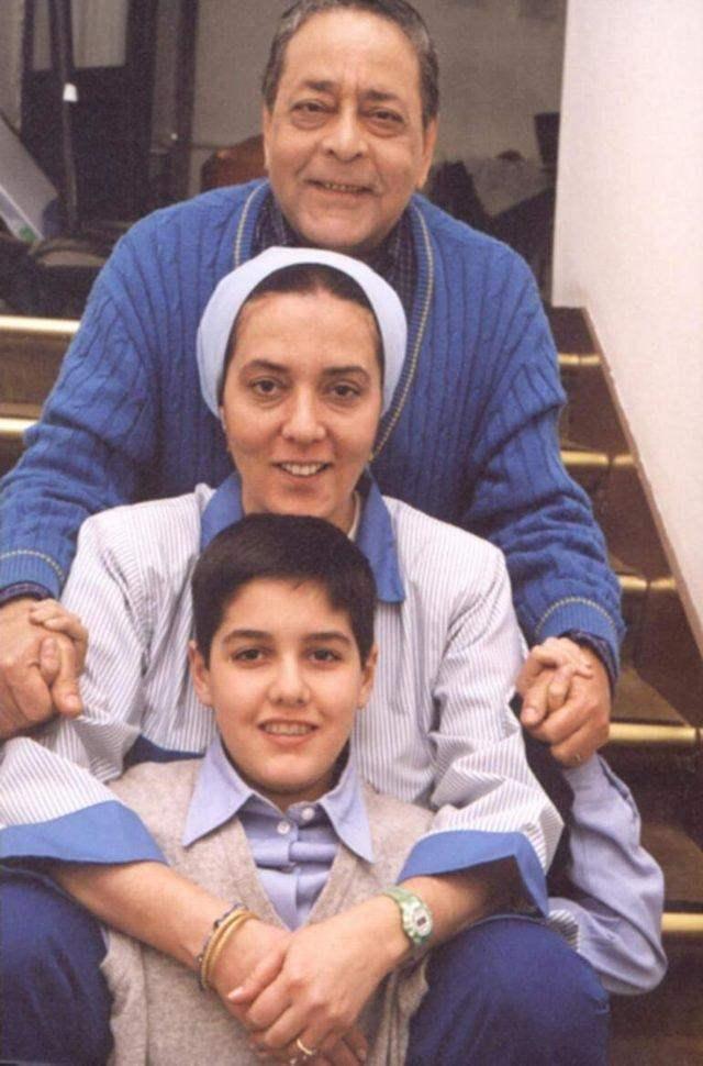 <p>Gazanfer Özcan'ın ilk evliliğinden olan kızı Fulya Özcan babasının izinden gitmiş ve sayısız projede yer alan sanatçı, Hababam Sınıfı Güle Güle filminde Ayşegül karakteriyle hafızalara kazınmıştı..</p>