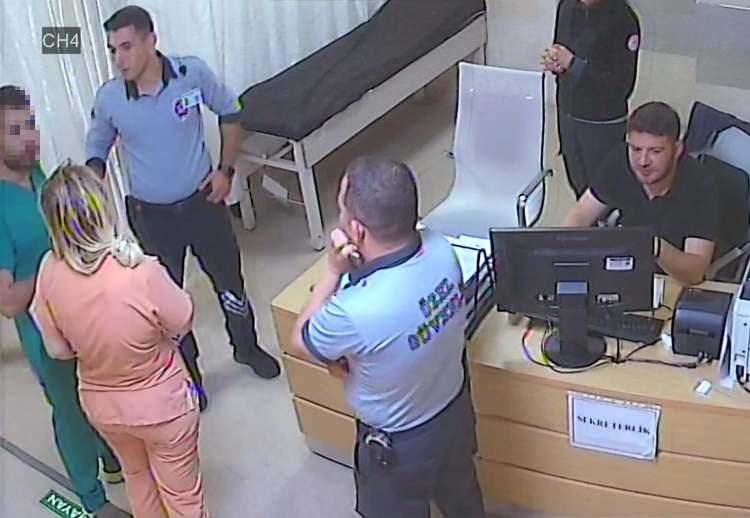 <p>Muğla'daki Ortaca Devlet Hastanesi'nde meydana geldi. Yılmaz Yıldırım ile muayene için geldiği acil serviste görevli doktor Y.B. arasında kendisiyle ilgilenilmediği ve soğuk algınlığı şikayetiyle gitmesine rağmen kas gevşetici iğne yazdığı iddiasıyla tartışma çıktı. Tartışma kısa sürede kavgaya dönüştü. Yıldırım, olay sonrası doktor Y.B. ile acil serviste görevli kadın doktor G.N.'nin kendisini darbettiği gerekçesiyle darp raporu alıp, polise 'kasten yaralama' suçundan şikayetçi oldu.</p>