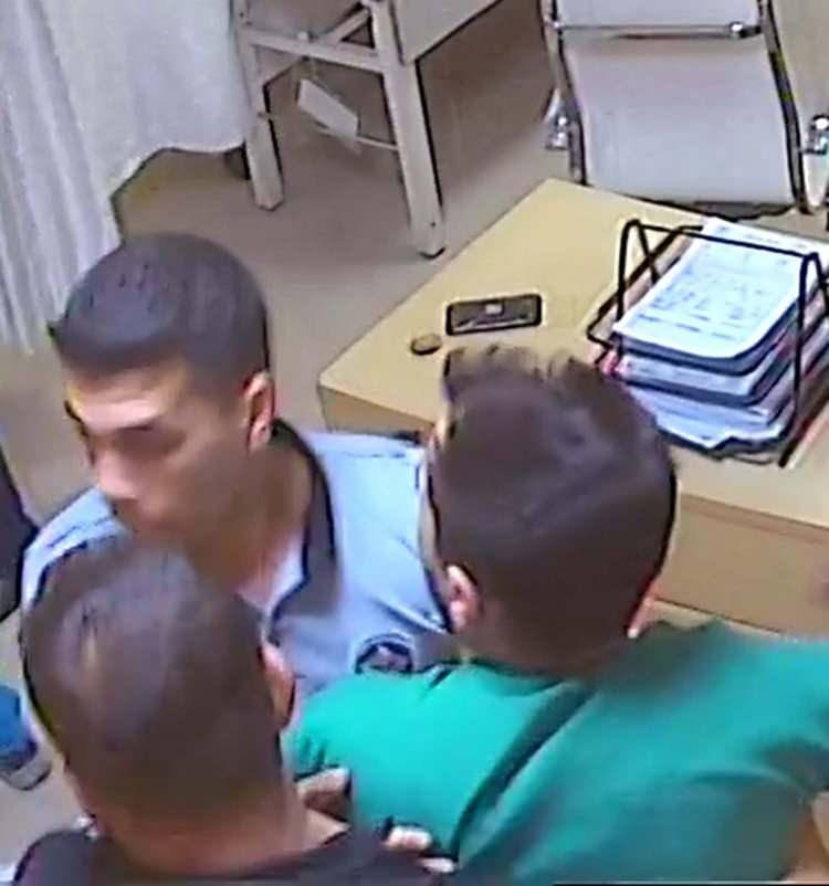 <p>Darp raporu alan iki doktor da Yılmaz hakkında şikayette bulundu. Olaya ilişkin Ortaca Cumhuriyet Başsavcılığı soruşturma, Sağlık Müdürlüğü ise inceleme başlattı. Olay anı ise hastanenin güvenlik kamerasına yansıdı. Görüntülerde doktor Y.B.'ın yumruk attığı Yılmaz'ın yere düştüğü, doktor G.N.'nin ise yerdeyken tekmelediği anlar yer aldı.</p>