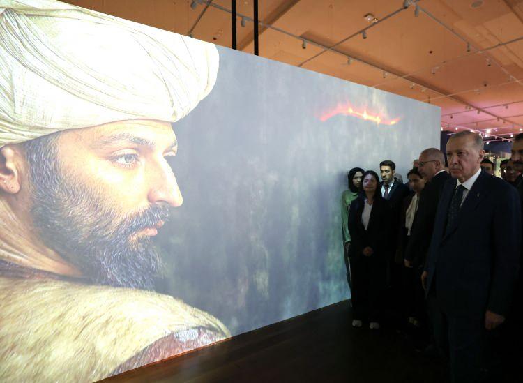 <p>Cumhurbaşkanı Recep Tayyip Erdoğan, Fatih Sultan Mehmet Sergisi'ni gezdi</p>
