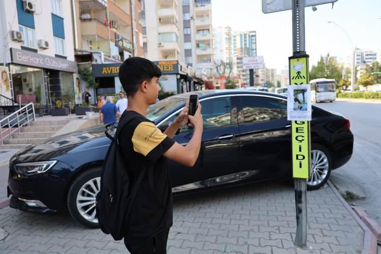 <p>Ayrıca ilanda bir otomobil plakası ile ‘Alışkanlıkları: 2 kişiyi aynı anda idare edebiliyor’, <strong>‘Kızlara not</strong>:<strong> Böyle kişilerden uzak durun’, ‘Erkeklere not: Aldatma konusunda profesyonel destek alabilirsiniz’</strong> yazıları dikkat çekti.</p>
