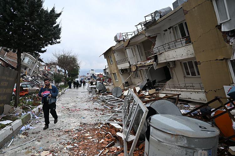 <p><em><strong>Maraş&rsquo;ta meydana gelen deprem Hiroşima&rsquo;daki atom bombasından 17 kat daha b&uuml;y&uuml;kt&uuml;r. Bazen depremler b&uuml;y&uuml;kl&uuml;k olarak 1 g&ouml;z&uuml;k&uuml;yorsa g&uuml;&ccedil; olarak 32 kata eşit oluyor.</strong></em></p>
