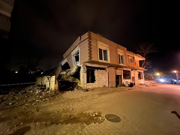 <p><em><strong>&nbsp;D&ouml;rd&uuml;nc&uuml; olarak Marmara b&ouml;lgesi yer alıyor. Depremin ne zaman nerede olacağını asla pek tahmin etmekte m&uuml;mk&uuml;n değil.&nbsp;</strong></em></p>
