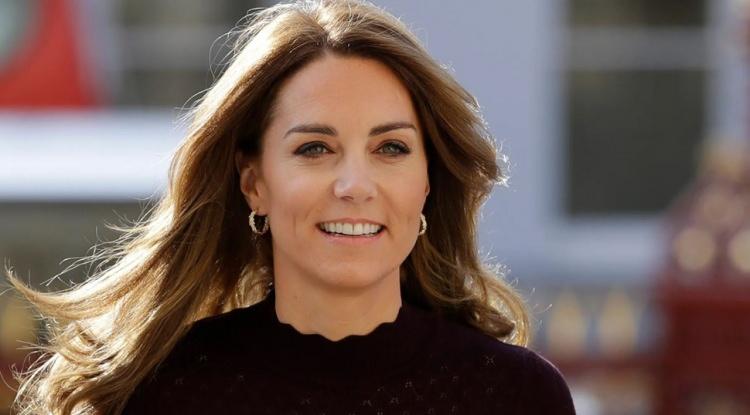 <p><span style="color:#FF0000"><em><strong>Mart ayında kansere yakalandığını ve tedavi görmeye başladığını açıklayan Galler Prensesi Kate Middleton, sevenleri tarafından unutulmadı. Prenses'in hastalığının ortaya çıkmasından bu yana Buckingham Sarayı'nın on binlerce 'geçmiş olsun' kartı ve hediyesiyle dolup taştığı ortaya çıktı.</strong></em></span></p>
