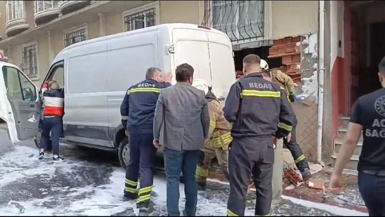 <p>Edinilen bilgiye göre, cadde üzerindeki 4 katlı binanın önünden geçen rögarda henüz bilinmeyen nedenle patlama meydana geldi. </p>
