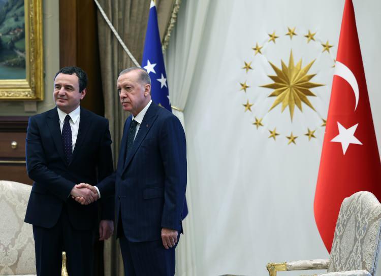 <p>Cumhurbaşkanlığı İletişim Başkanlığından, Cumhurbaşkanı Erdoğan'ın, Kosova Başbakanı Kurti'yi Cumhurbaşkanlığı Külliyesi'ndeki kabulüne ilişkin açıklama yapıldı.</p>
<p>Görüşmede, Türkiye ile Kosova ilişkileri, İsrail'in Filistin topraklarındaki saldırıları, bölgesel ve küresel konuların ele alındığı bildirilen açıklamada, şunlar kaydedildi:</p>
<p> </p>