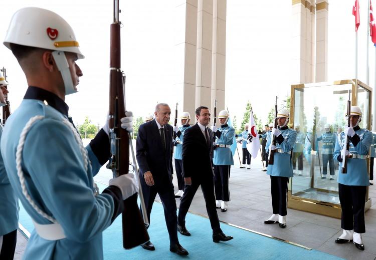<p>Cumhurbaşkanı Recep Tayyip Erdoğan, Ankara'ya gelen Kurti'yi Cumhurbaşkanlığı Külliyesi'nde kabul etti. </p>