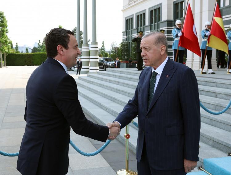 <p>"Cumhurbaşkanı Erdoğan görüşmede, Türkiye ile Kosova arasında 750 milyon dolara yaklaşan ticaret hacmini 1 milyar doların üzerine çıkartma hedefine odaklanıldığını, savunma sanayisi başta olmak üzere birçok alanda ilişkileri geliştirme potansiyelinin bulunduğunu ifade etti. Erdoğan, Türkiye'nin Kosova'ya her alanda desteğinin devam edeceğini, özellikle terörle mücadele alanında Kosova'dan adımlar beklendiğini, Kosova ile Sırbistan arasındaki gerilimin yumuşamaya başlamasının memnuniyetle karşılandığını ancak bu konuda somut ilerleme sağlanmasının önemli olduğunu söyledi. Cumhurbaşkanı Erdoğan, İsrail'in Gazze'de uyguladığı katliamların sona erdirilmesi için İsrail’e yönelik uluslararası baskının artırılması, iki devletli çözümün desteklenmesi ve Filistin’e aktif destek verilmesi gerektiğini ifade etti."</p>