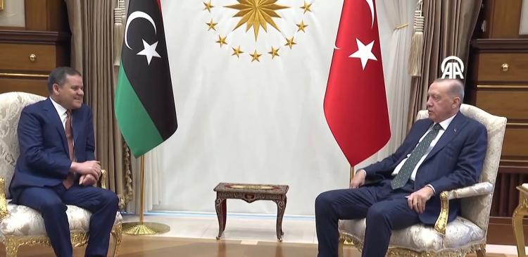 <p>Cumhurbaşkanı Erdoğan görüşmede; Türkiye ile Libya ilişkilerinin tüm alanlarda gelişmeye devam ettiğini, Libya Milli Birlik Hükümeti’nin meşruiyetinin korunarak Libya’da birlik ve beraberliği sağlamak amacıyla bir diyalog süreci başlatmanın faydalı olacağını, Türkiye’nin bu konuda elinden gelen desteği vermeye hazır olduğunu ifade etti.</p>

<p><br />
Türkiye ve Libya arasındaki enerji iş birliklerinin ele alındığı görüşmede Cumhurbaşkanı Erdoğan, iki ülkenin Doğu Akdeniz’deki ortak çıkarlarının korunması için yakın temas içinde bulunmasının gerektiğini belirtti.</p>
