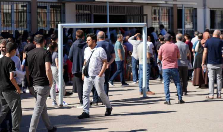 <p>Sınava oğlunu getiren Kadir Özdemir, "Heyecanlıyız, Rabbim yar ve yardımcıları olsun. İnşallah emeklerinin karşılıklarını alacaklarını düşünüyorum. Sınava hazırlanma süreci çok yoğun, yorucu ve stresli geçti ama inşallah Rabbim emeklerini zayi etmeyecek" diye konuştu.</p>
