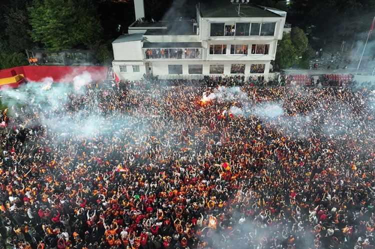 <p>Trendyol Süper Lig'de şampiyonluğunu ilan eden Galatasaray, taraftarıyla buluştu.</p>