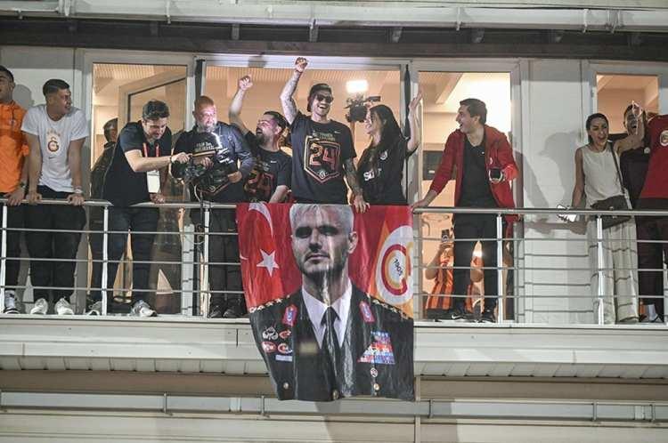 <p>Ligin 38. ve son haftasında TÜMOSAN Konyaspor'u deplasmanda 3-1 mağlup eden sarı-kırmızılı ekip, Konya'dan İstanbul'a geldi.</p>