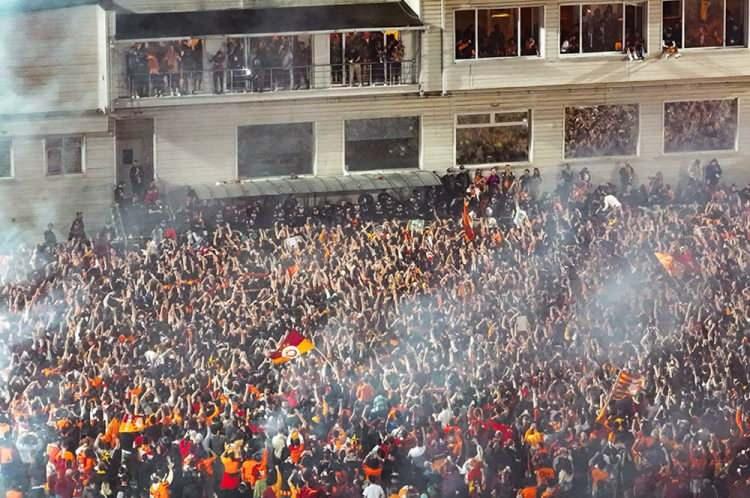 <p>Maçın öncesinde Florya Metin Oktay Tesisleri'nin önünde toplanmaya başlayan Galatasaraylı taraftarlar, meşaleler yakıp şarkılar söyledi.</p>