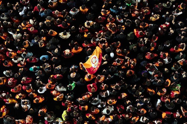 <p>Sayıları her geçen dakika artan taraftarlar, tesis çevresindeki sokakları doldurdu.</p>