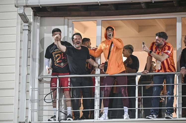 <p>Konya'dan döndükten sonra tesislere gelen sarı-kırmızılı kafile, taraftarlarla buluştu. </p>
<p>Coşkunun zirveye ulaştığı anlarda futbolcular tesisin balkonunda, taraftarlar da sahada sevinç yaşadı. </p>
