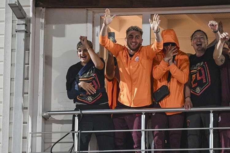 <p>Sarı-kırmızılı taraftarların tezahüratlarına oyuncular da eşlik etti.</p>