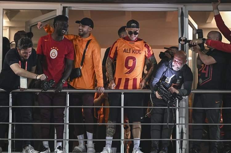 <p>Sarı-kırmızılıların Arjantinli yıldızı Mauro Icardi, kutlamalar esnasında arkasında Fenerbahçe Kulübü Başkanı Ali Koç'un isminin yazdığı Galatasaray formasını giydi.</p>

