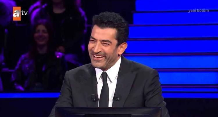 <p><span style="color:#000000"><strong>Kenan İmirzalıoğlu ile olan anısını anlatan yarışmacı, şöyle konuştu:</strong></span></p>

<p><span style="color:#000000"><strong>"2014 yılıydı tam hatırlamıyorum. Ben sizi Cihangir'de gördüm. Kafamı kaldırdığımda arabadaydınız ve '1 dakika' dedim. Bunun üzerine siz de camı açtınız. Size "Kenan bey merhaba, benim en büyük hayalim dizilerde oynamak" dedim. Sizde 'Ajanslar var' dediniz." </strong></span></p>
