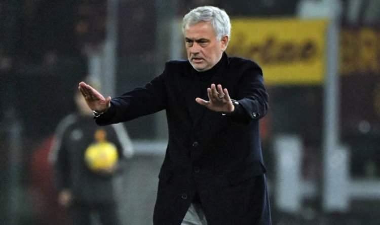 <p><strong>MOURİNHO BOMBASI</strong><br />
<br />
Ali Koç başkanlığındaki Fenerbahçe'nin dünyaca ünlü teknik adam Jose Mourinho ile anlaşma sağladığı ve 2 yıllık sözleşme imzalayacağı iddia edildi.</p>