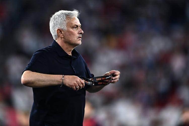 <p><strong>Tuttomercatoweb:</strong> "Portekizli teknik adam, geçtiğimiz Ocak ayında Roma'yla yaşadığı ayrılığın ardından farklı alternatifleri değerlendirdi ve artık Fenerbahçe'yle sözleşme imzalamaya hazır. "Özel biri", sarı-lacivertli takımla anlaşmaya vardı ve bugün yeni teknik direktör olarak açıklanabilir."</p>
