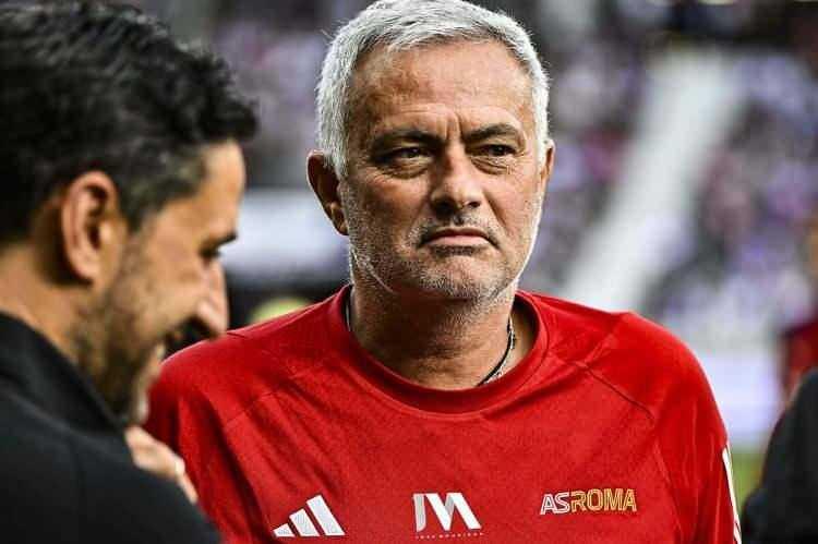 <p><strong>Tuttosport:</strong> "Mourinho, Fenerbahçe'ye 'evet' dedi, anlaşmaya varıldı. Portekizli teknik adam, birkaç aydır sahalardan uzak ama bu transfer döneminde sahaya ve yedek kulübesine geri dönüyor. Alıştığı liglerden farklı bir ligde bunu yapıyor çünkü Türkiye'de ilk kez antrenörlük yapacak."</p>
