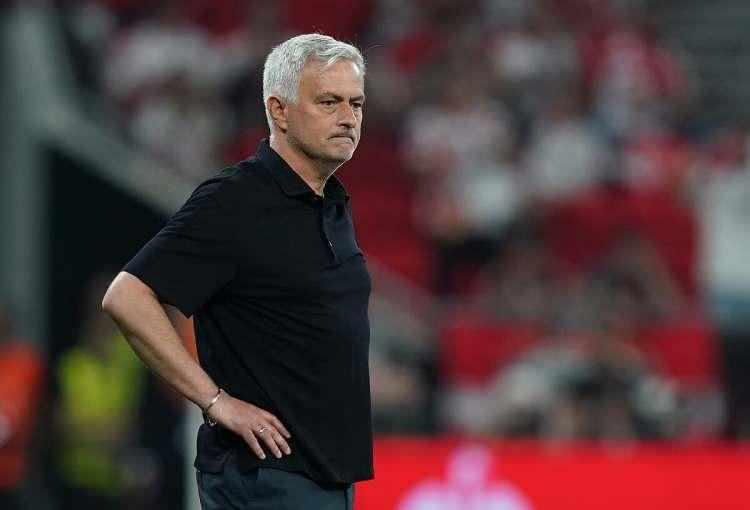 <p><strong>Calcio Mercato:</strong> "Geçen Ocak ayında Roma'dan ayrılmasının ardından Jose Mourinho yeni bir yedek kulübesi buldu. Portekizlinin Fenerbahçe ile iki yıllık sözleşme imzalamaya hazır olduğu belirtildi. Portekiz, İngiltere, İspanya ve İtalya'da antrenörlük yapan Mou'nun Türkiye'ye gideceğini duyurusu bugün gelebilir."</p>