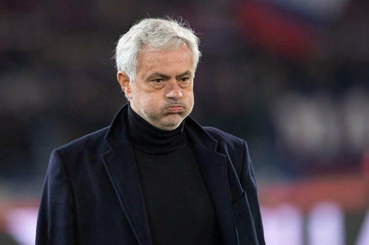 <p><strong>A Bola:</strong> "Fenerbahçe Başkan Adayı Aziz Yıldırım'ın seçim aracı olarak ilan ettiği Jose Mourinho, 3 yıl daha yeni bir dönem için aday olan mevcut başkan Ali Koç ile anlaştı. Ali Koç'un planları arasında Portekizli çalıştırıcıyla bugün sözleşme imzalandığının açıklanması da yer alıyor. Mourinho, 2013/2014'ten bu yana şampiyonluk kazanamayan ve bu sezon şampiyon olmayı başaramayan uyuyan devi uyandırma hedefiyle kariyerinde yeni bir adım atmaya yakın."</p>