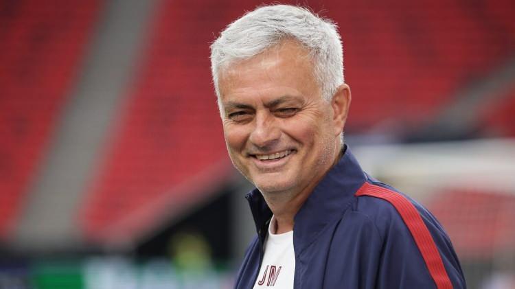 <p><strong>Daily Mail:</strong> "Jose Mourinho, Roma'dan sert bir şekilde kovulmasının üzerinden beş ay geçtikten sonra iki yıllık sözleşmeyle Fenerbahce'nin yeni teknik direktörü olmayı kabul etti. Daha önce Mourinho'nun Suudi Arabistan kulübü Al Qadsiah'ın hedefi olduğu bildirilmişti ancak görünen o ki bir sonraki hedefi Türkiye olacak."</p>