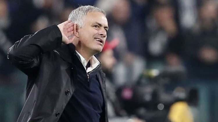 <p><strong>"SANSASYONEL BİR DÖNÜŞ"<br />
<br />
The Sun: </strong>"Jose Mourinho'nun, son işinden kovulmasının üzerinden sadece aylar geçtikten sonra futbola sansasyonel bir dönüş beklediği bildiriliyor. 61 yaşındaki Mourinho, en son görevden alınmasından bu yana geçen dört ay içinde, Manchester United'a dönüşü de dahil olmak üzere çeşitli işlerle ilişkilendirildi. Ancak gelen haberlere göre Türk devi Fenerbahçe ile anlaşmanın eşiğinde."<br />
</p>