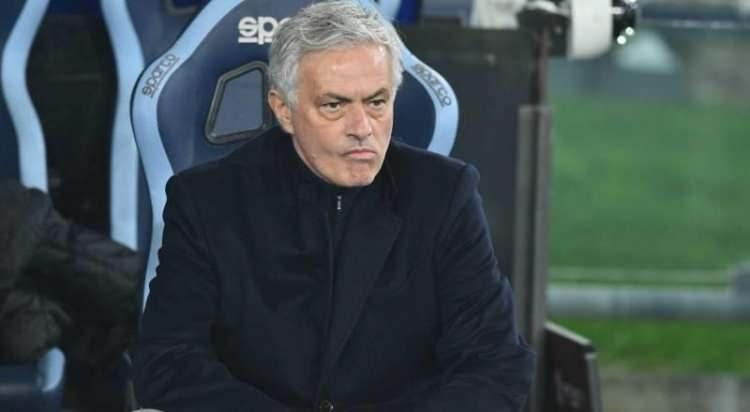 <p><strong>So Foot:</strong> ''Özel Biri.... Fenerbahçe, Jose Mourinho ile 2+1 yıllık anlaşmaya vardı. Resmi açıklama kısa süre içinde yapılacak.''</p>