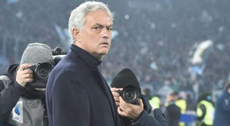 <p><strong>RMC Sport:</strong> ''Jose Mourinho, Roma'dan ayrıldıktan sonra Fenerbahçe için futbol dünyasına geri dönüyor.''</p>