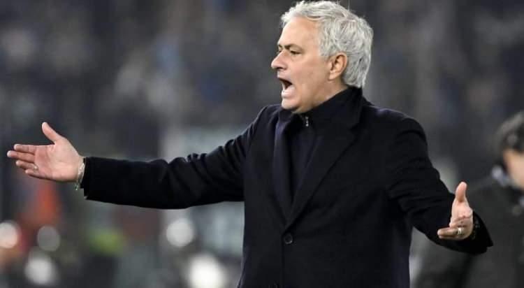 <p><strong>L'Equipe:</strong> ''Jose Mourinho, sürpriz bir şekilde Fenerbahçe'yle anlaştı.''</p>